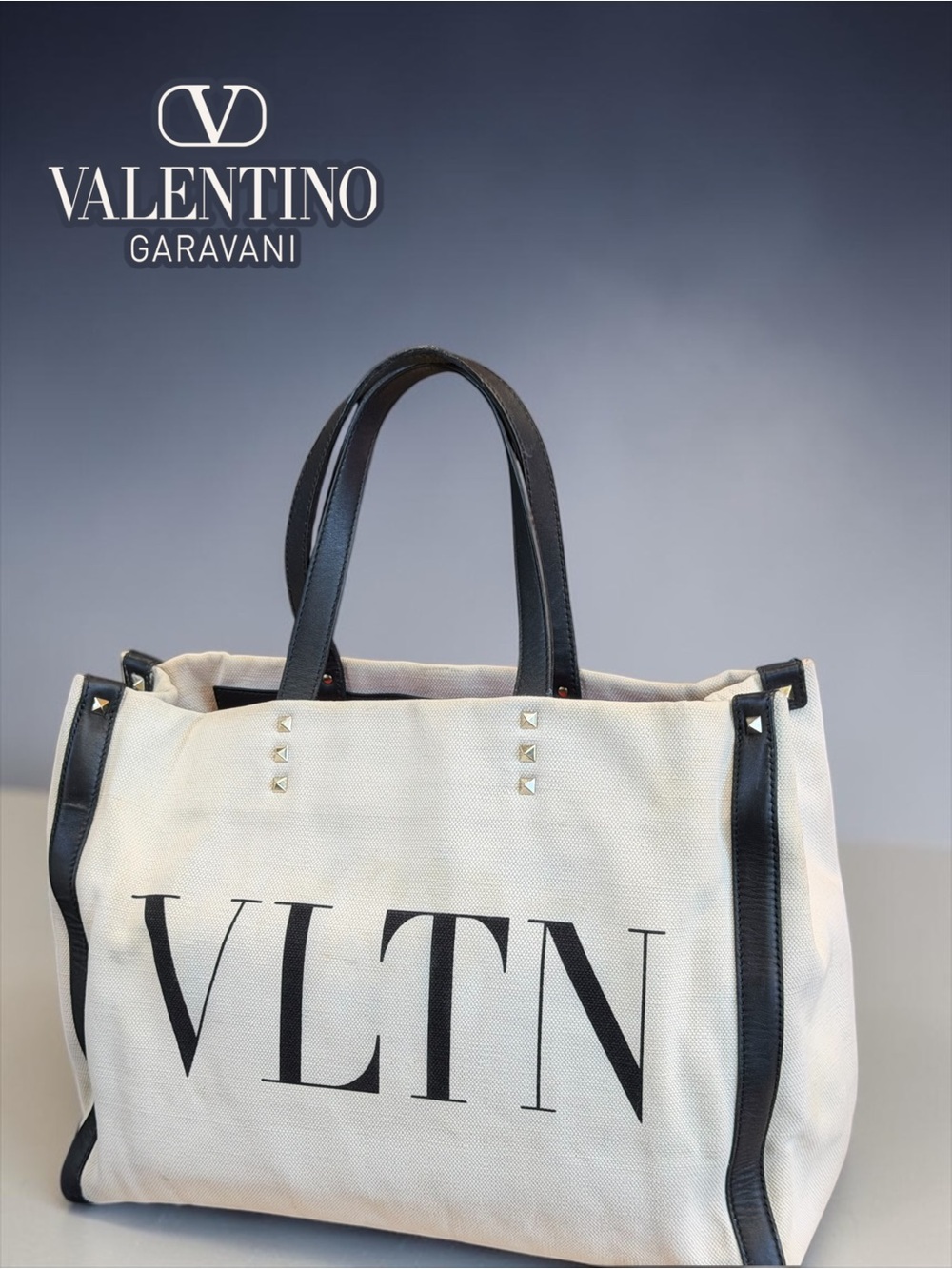 ❤️‍🔥Authentic Valentino
Garavani VLTN Rockstud
Canvas Tote Bag